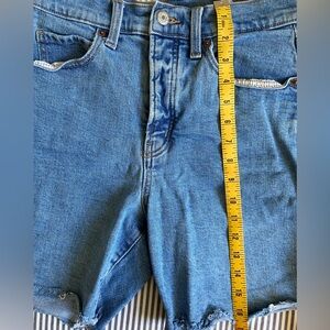 Women’s Old Navy high waisted button fly shorts- Size 6